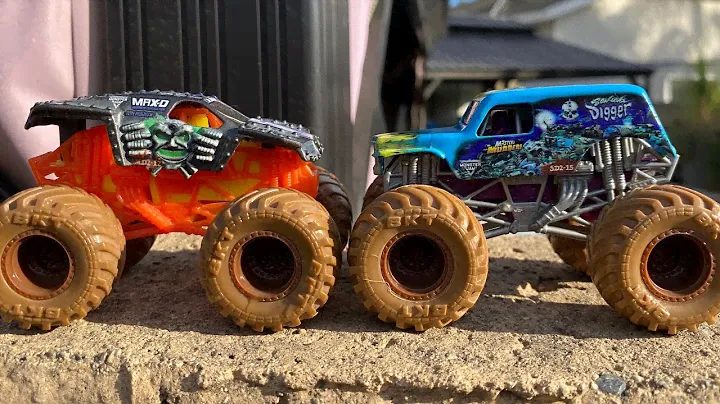 Spin Master Monster Jam Mystery Mudders Series 3 (Son-uva Digger and Max-D)